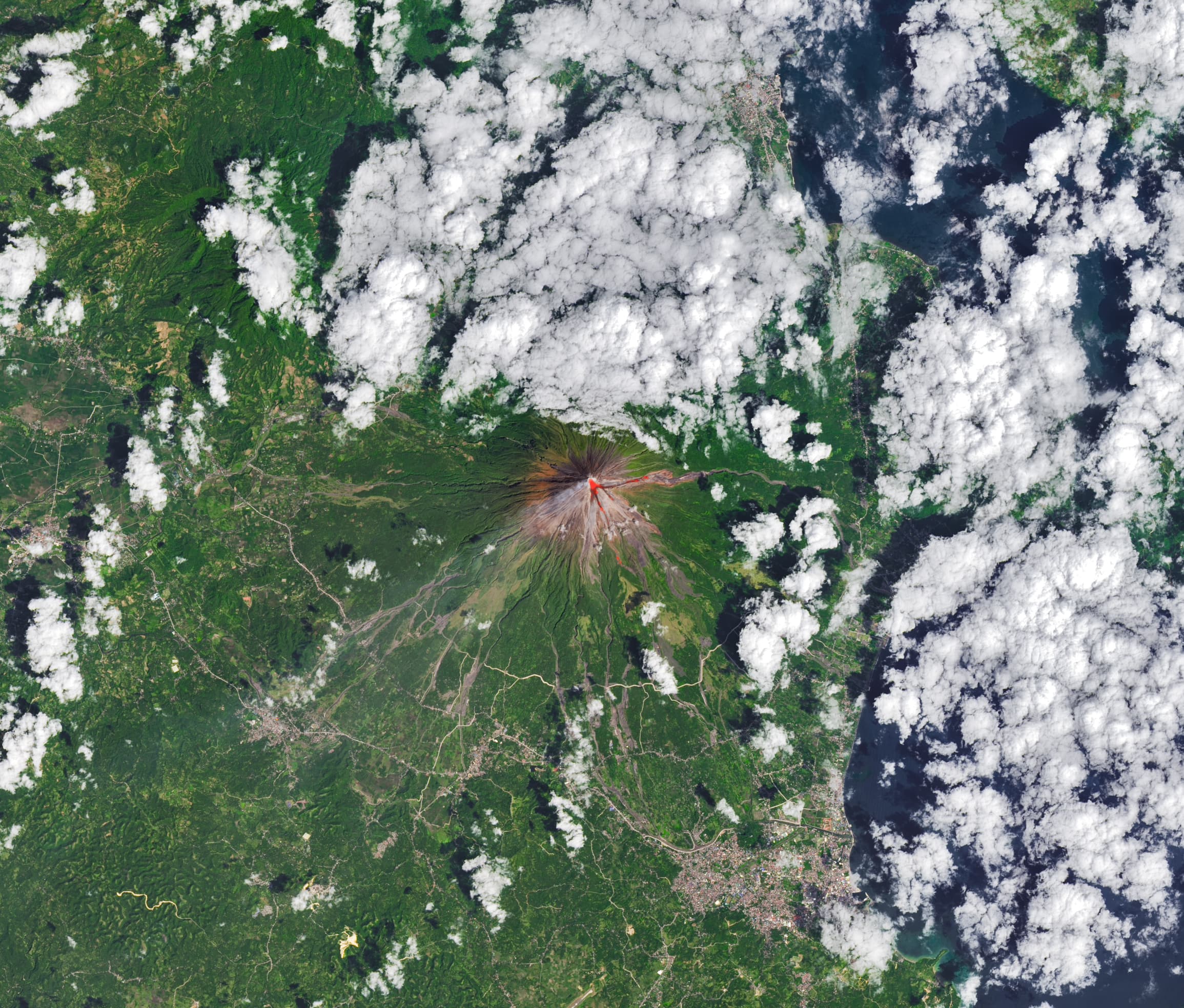 Lav Mayon'dan Aşağı Akıyor - NASA