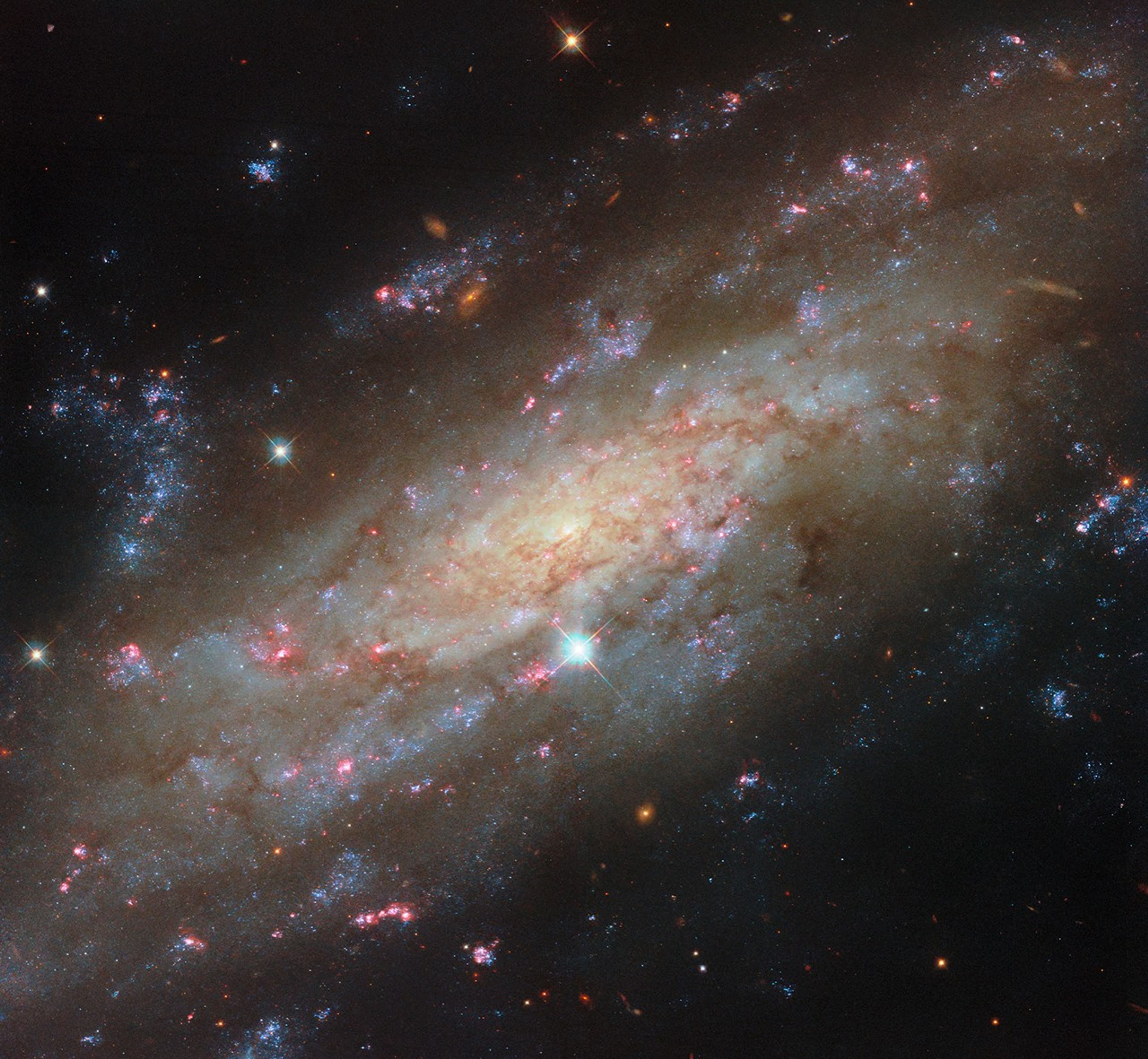 Hubble Yıldızlı Bir Spiral Gördü