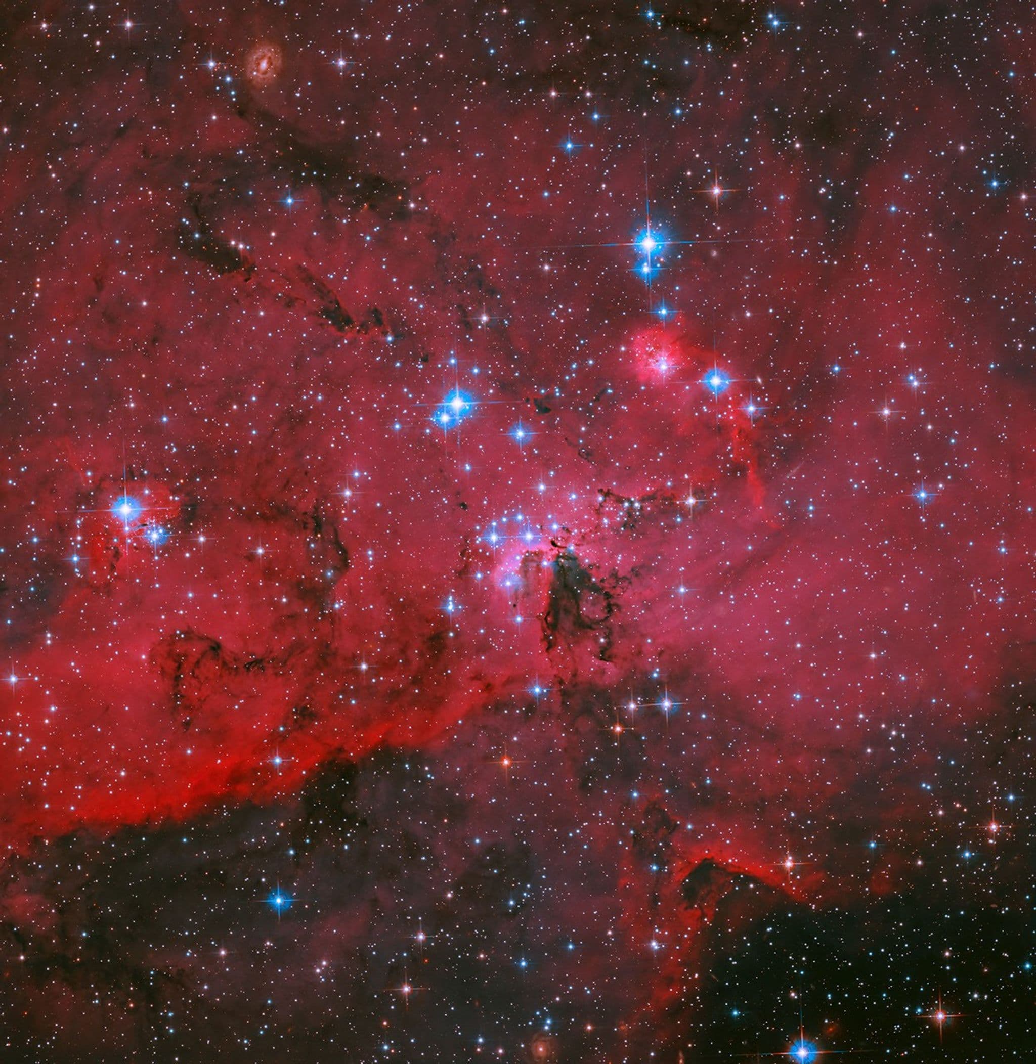 Hubble Kızıl Bulutu ve Yıldızları Görüyor