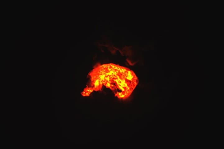 Huzursuz Kīlauea Lav ve Külü Fırlatıyor