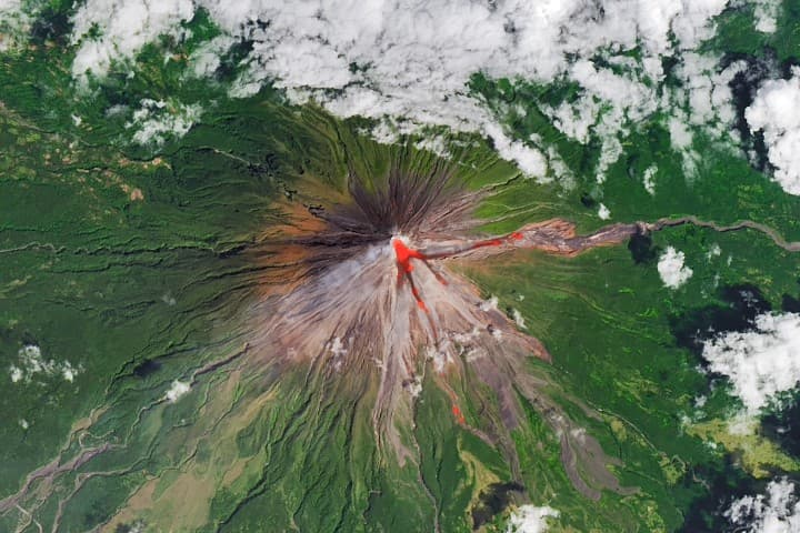 Mayon'da Patlama - NASA Bilim