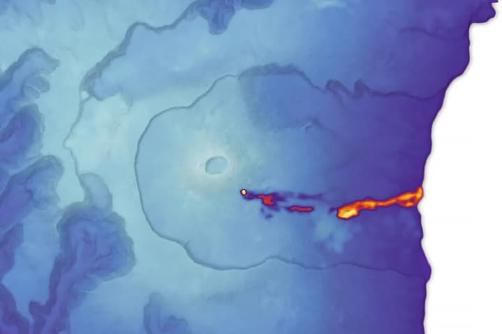 Réunion Adası Lavları Denize Ulaşıyor