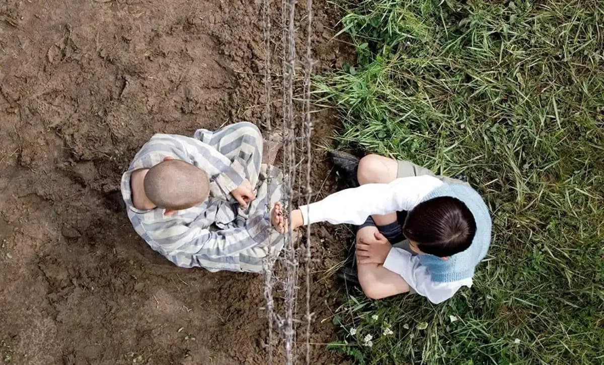 Çitin Ardındakiler: Çizgili Pijamalı Çocuk